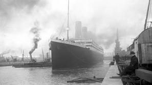 Titanic tik pred izplutjem iz Southamptona.