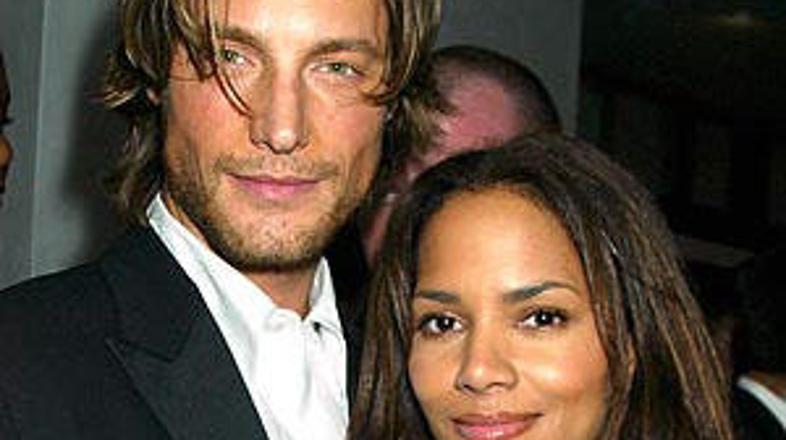 Do svoje 20-mesečne hčerke, ki jo ima z Gabrielom Aubryjem, je zelo zaščitniška.