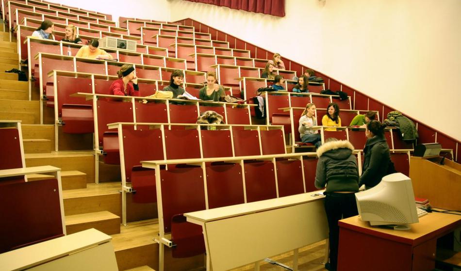 Brezplačen študij postaja plačljiv: Študenti poročajo o številnih skritih stroških