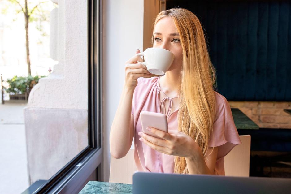 ženska mobilni telefon | Avtor: Profimedia