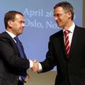 Medvedjev in Stoltenberg (Foto: Reuters)