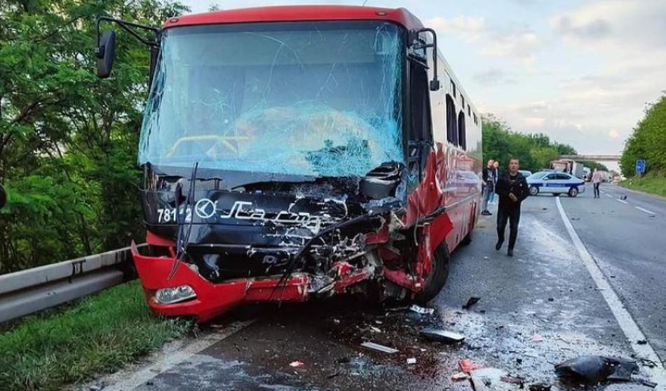 Silovito je počilo: Čelno je treščil v avtobus, na kraju nesreče umrl