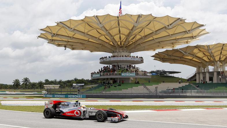 Lewis Hamilton je z Mclarnom dobil oba petkova treninga v Sepangu. (Foto: Reuter