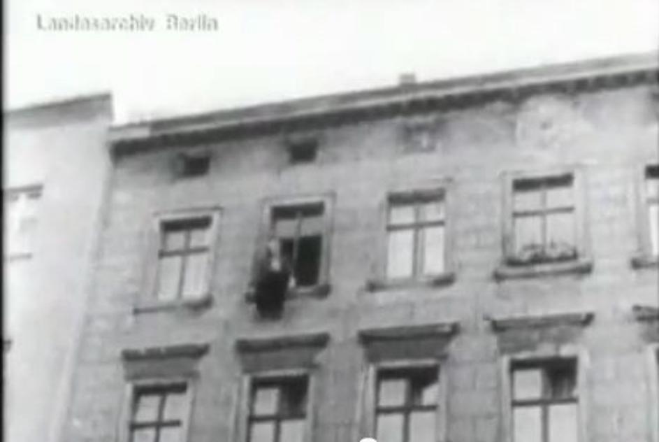 berlinski zid, skozi okno na zahod