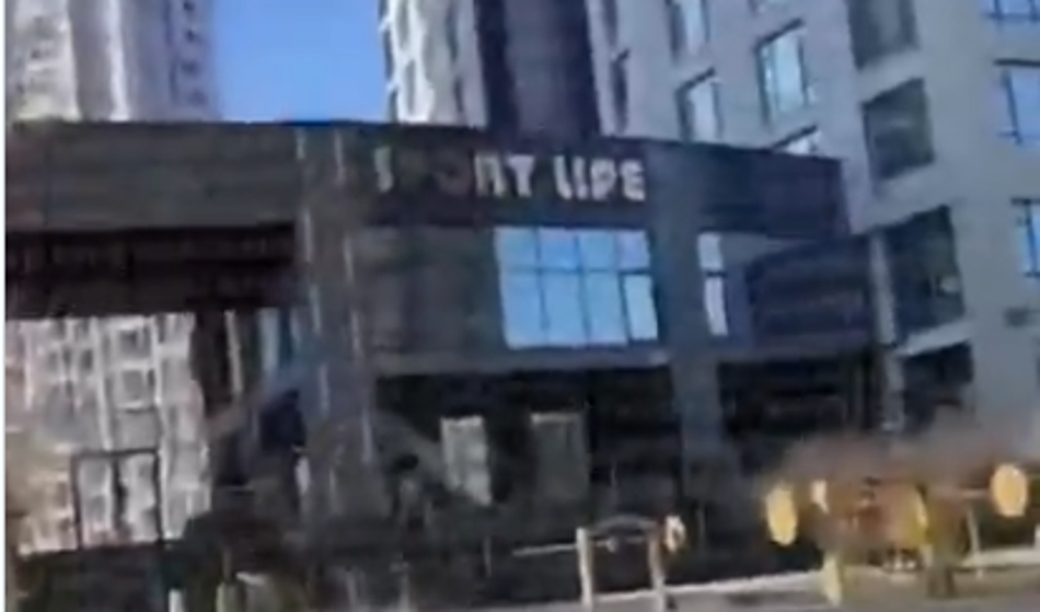 Šok! V trgovskem centru odjeknili streli, ubitih najmanj pet ljudi