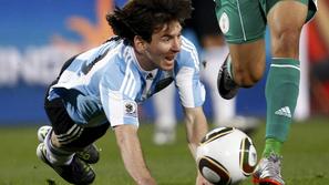 Žoge Jabulani se ne more navaditi niti virtuoz Lionel Messi. (Foto: Reuters)