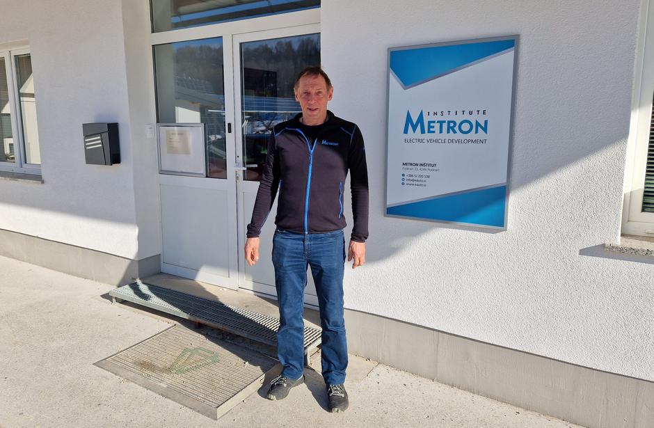 Tesla model 3 pred sedežem podjetja Metron Andreja Pečjaka | Avtor: Žurnal24 