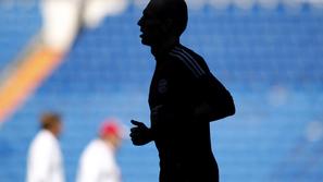 Arjen Robben se ni pustil ukaniti izzivalcu. (Foto: Reuters)