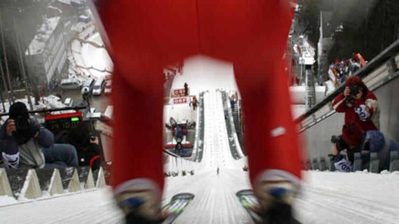 V Kranju so ta konec tedna najboljši smučarji skakalci celinskega pokala.