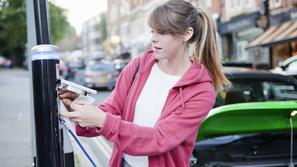 ženska, e-avto, električni avto