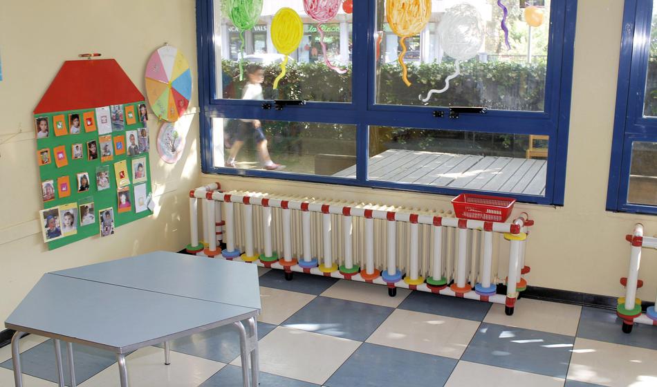 Otroke vezali na stole, jih žalili in tepli. Nekateri sploh še niso znali hoditi.