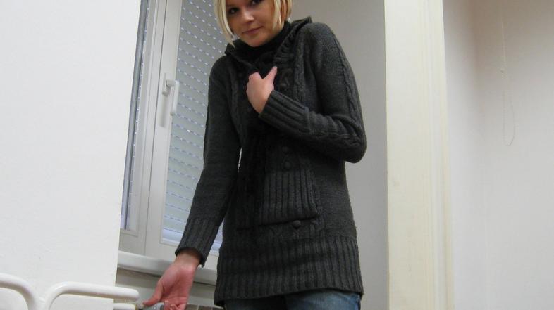 stajerska 23.10.2007..ogrevanje.zenska.pri.radijatorju.dekle.gretje.mraz.zima.fo