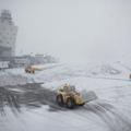 Čiščenje letalske steze na newyorškem letališču Laguardia. (Foto: Reuters)