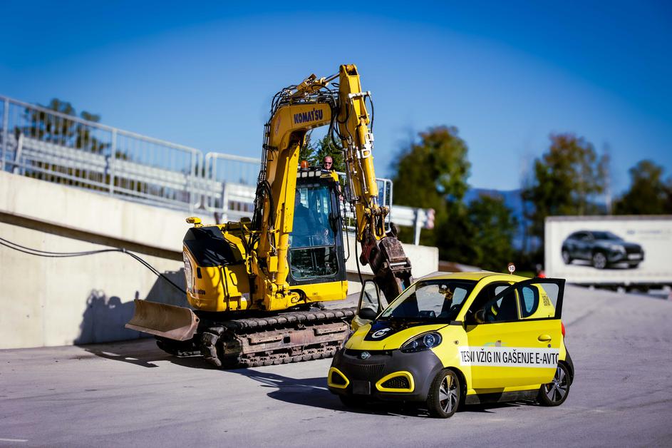 testni vžig in gašenje e-avtomobila, ko zagori elektrika
