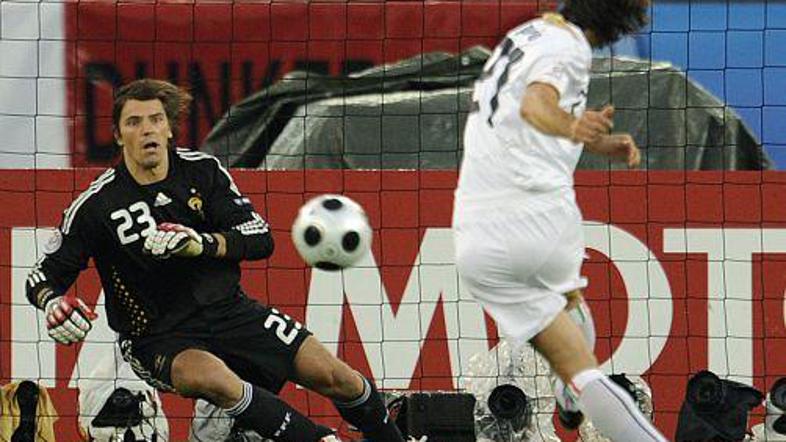 Andrea Pirlo je svetovne prvake Italijane v vodstvo popeljal z enajstih metrov.