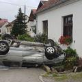 Nesreča, avto v hišo