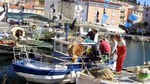 Ladja italijanskih ribičev je bila ustavljena domnevno zaradi krivolova v zaščit
