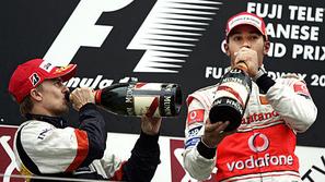 Bosta Heikki Kovalainen in Lewis Hamilton v sezoni 2008 nazdravljala kot moštven