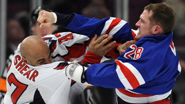 Takole sta se s pestmi v sredo pomerila Donald Brashear (Capitals) in Colton Orr