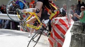 Z glavo v zaščitne gume (Red Bullov kolesarski spust).