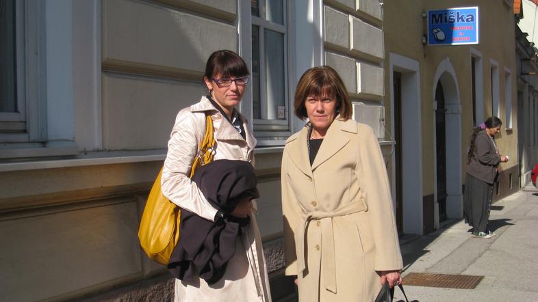 Direktorica Viktorija Avbelj (desno) je po navodilu nadzornega sveta vložila pra