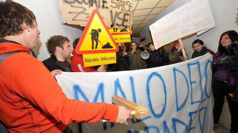 Takole so študenti sredi aprila pred ministrstvom za delo že pripravili manjši s