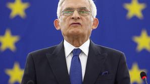 Buzek je doslej Olafu očital, da ta nima kompetenc pri preiskavah podkupljivih p