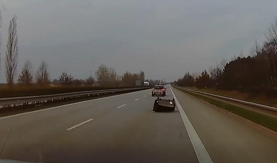 Video: pred policiste na avtocesti je padel kavč!