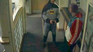 Batman na policijo pripeljal zlikovca