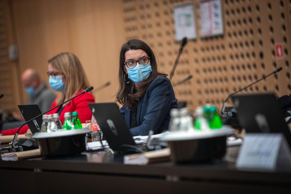 Novice: Interpelacija šolske ministrice: "Simona Kustec je tragična figura" - Vlada RS Simona Kustec | Avtor: Vlada RS