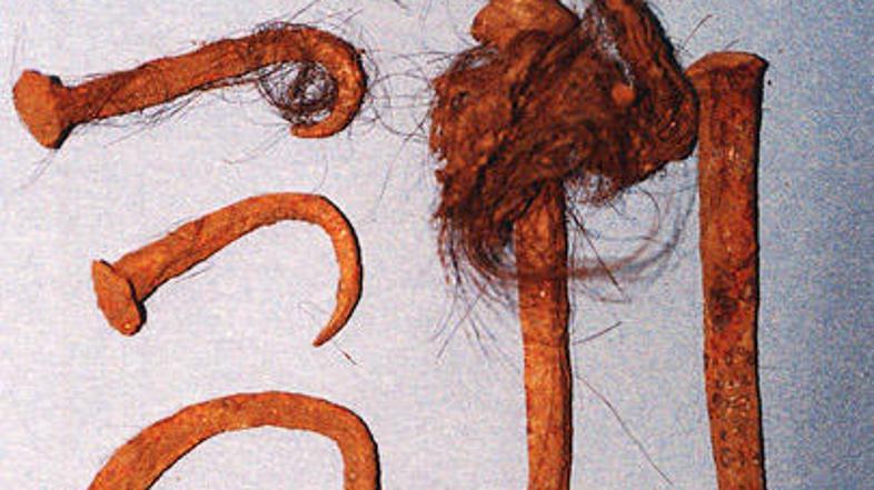 Del vsebine, ki jo je skrivala steklenica.