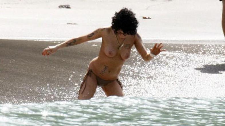 Amy na dopustu neskončno uživa.