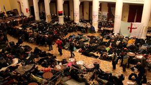 Protestniki v mestni hiši 