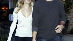 Srečni parček odhaja od draguljarja. (Foto: Flynet/JLP)