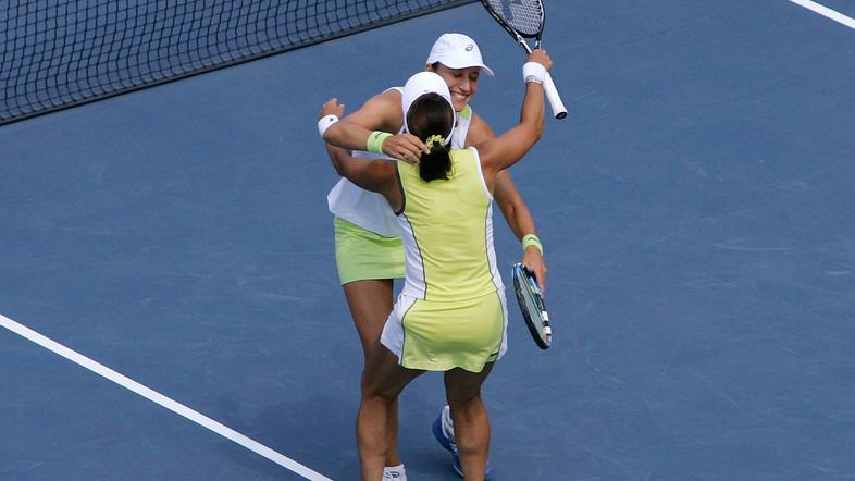 Katarina Srebotnik in Ai Sugijama sta zanesljivo napredovali v četrtfinale.