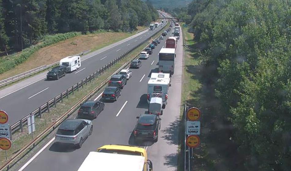 Zaradi gorečega vozila zaprt prehitevalni pas
