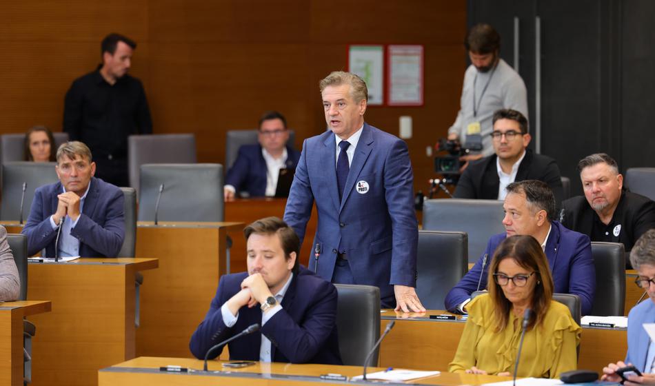 Janša v DZ zavrnil Golobove navedbe: v Gazi ni genocida, to je politični jezik