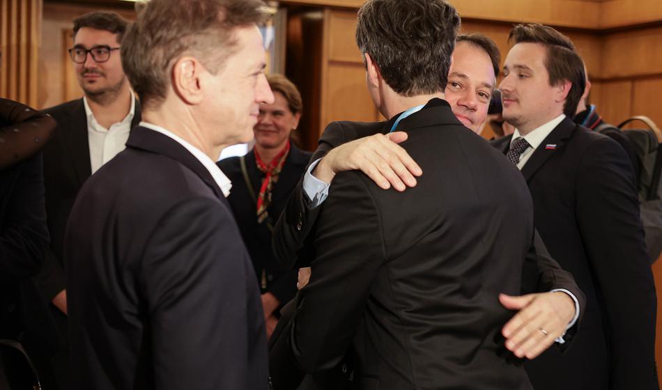 Slovenija lani še povišala primanjkljaj