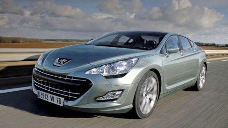 Oblika največjega peugeota je za razred prestižnih limuzin zelo drzna.