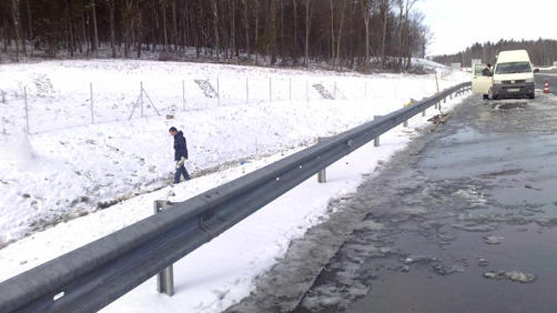 Truplo je ležalo ob jarku avtoceste Maribor–Murska Sobota v smeri Lenarta. Polic