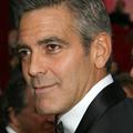 Clooney se dobiva s Sarah Larson, a se še vedno uvršča visoko na lestvicah samce