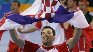 Petar Metličić se je takole veselil olimpijskega zlata iz Aten, potem ko je Hrva