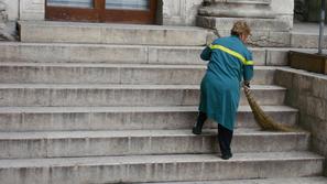 Slovenija 03.04.11, pometanje, pometa stopnice, cistilka, ciscenje, foto: shutte