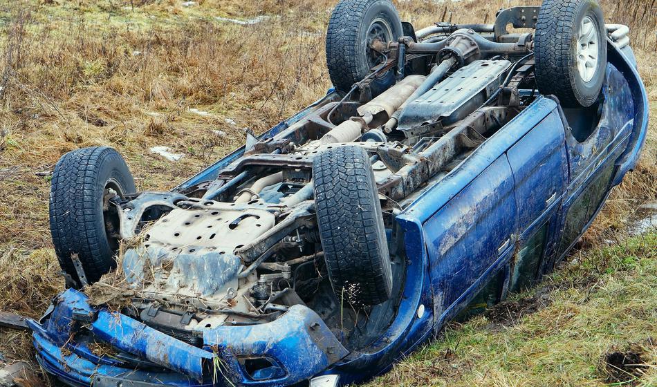 Voznica med prevračanjem padla iz vozila