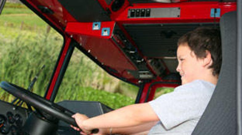 Otroci so vse bolj predrzni. Eni si kar upajo ukrasti ključe in sesti za volan –