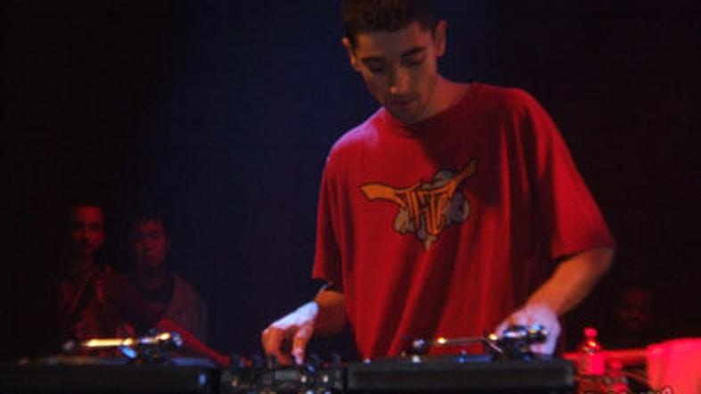 JFB je fasciniral s starimi hiti vse od divjih Prodigyjev in zverinskih Beastie 