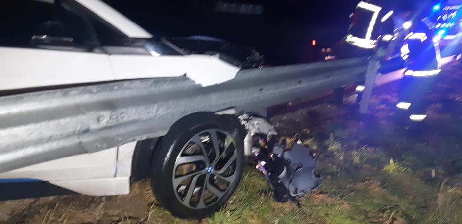 Pri nesreči električnega BMW i3 so posredovali gasilci PGD Zreče