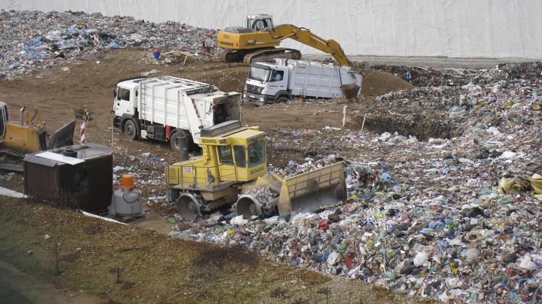Da lahko na odlagališče Leskovec odlagajo odpadke, jih vozijo na obdelavo v Lena