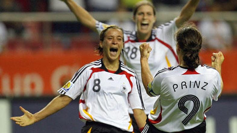 Veselje Nemk ob prvem zadetku Birgit Prinz.