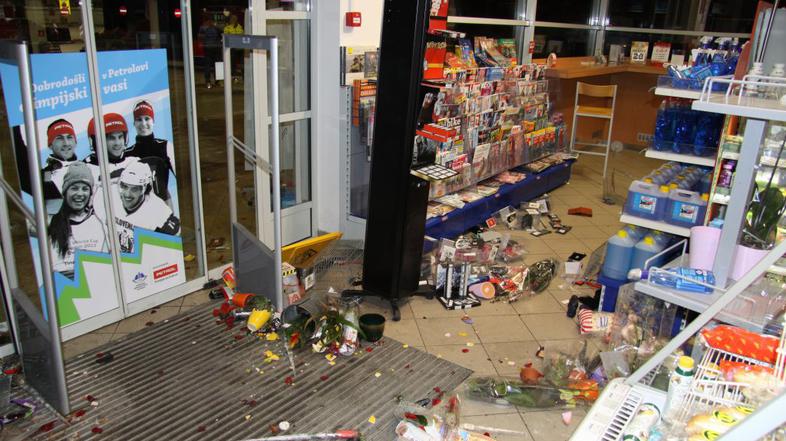 slovenija 27.02.14. napad na navijace Seville, bencinski servis Tepanje, foto: P